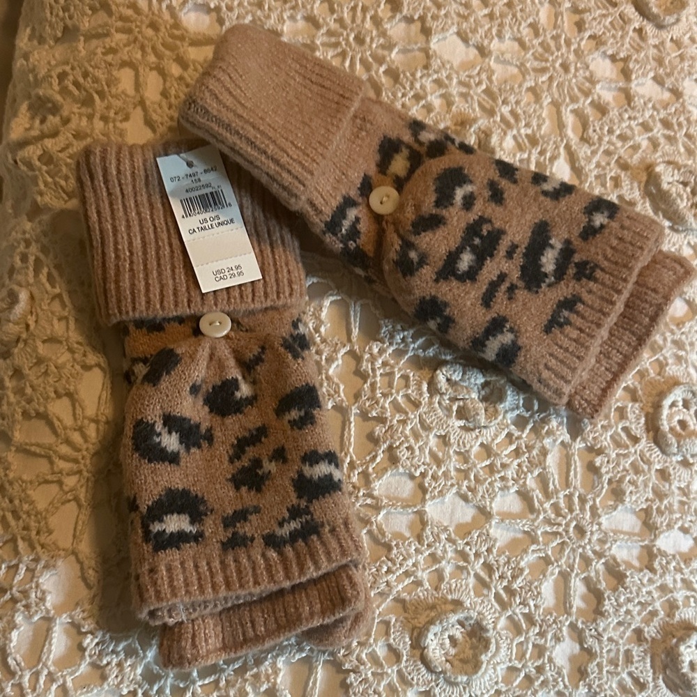 American Eagle Aerie leopard convertable mittens